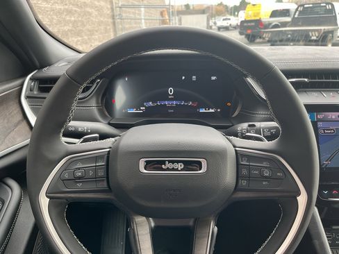 New 2026 Jeep Grand Cherokee Altitude image 12