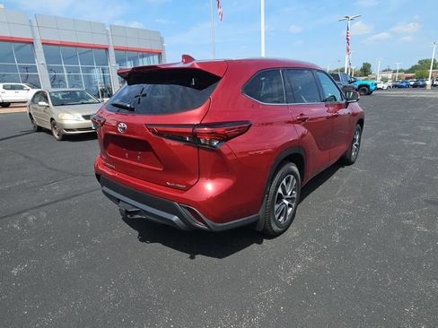Used 2022 Toyota Highlander XLE AWD/4WD image 3