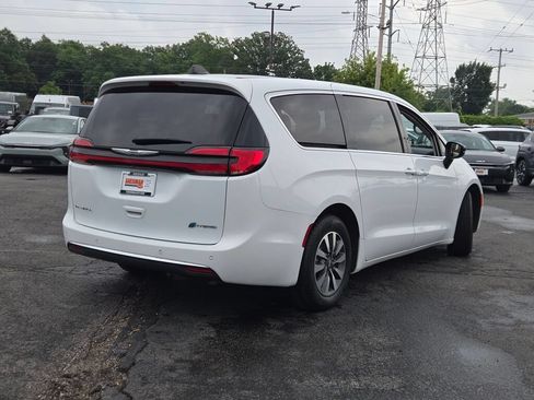 Certified 2024 Chrysler Pacifica Limited FWD image 19