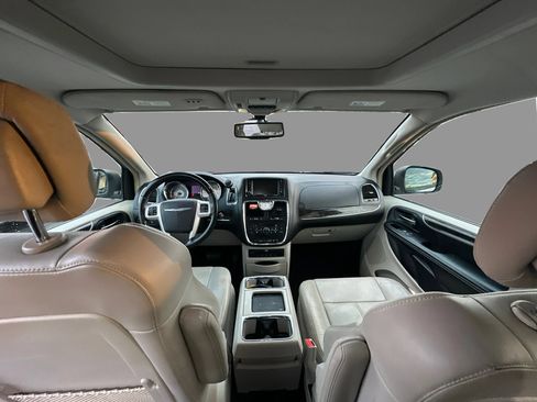 Used 2015 Chrysler Town & Country Limited Platinum FWD image 21