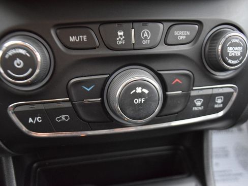 Used 2019 Jeep Cherokee Latitude w/ Popular Appearance Group FWD image 20