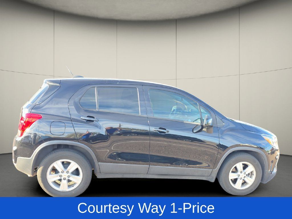 Used 2020 Chevrolet Trax LS w/ Tint and Cruise Package FWD image 11