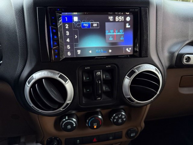 Used 2015 Jeep Wrangler Unlimited Rubicon AWD/4WD image 13