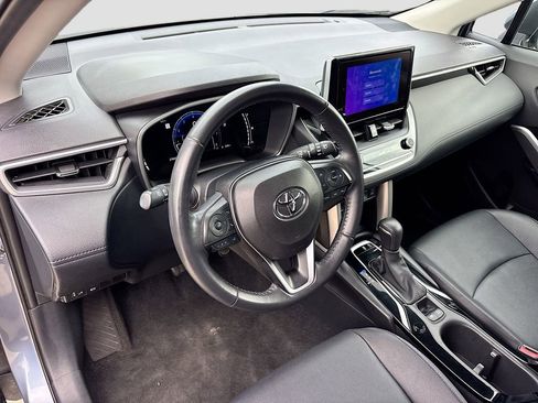 Used 2024 Toyota Corolla Cross XLE image 9