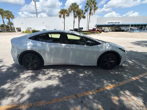 Used 2025 Toyota Prius LE FWD image 4