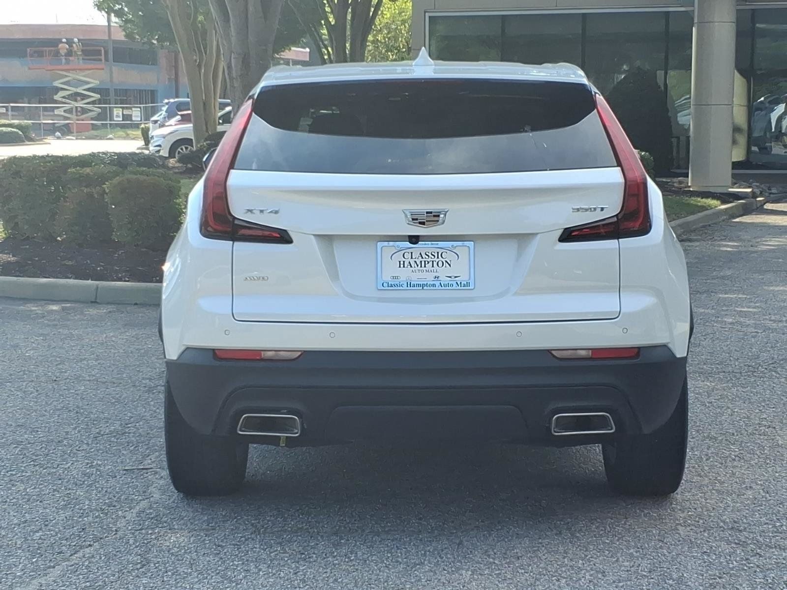 Used 2023 Cadillac XT4 Luxury w/ Cold Weather Package AWD/4WD image 9