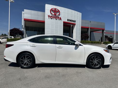 Used 2016 Lexus ES 350 w/ Premium Package w/Wood Trim FWD image 4