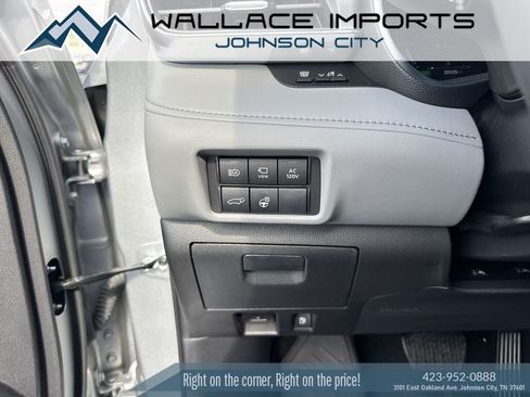 Used 2024 Toyota Highlander Platinum AWD/4WD image 32