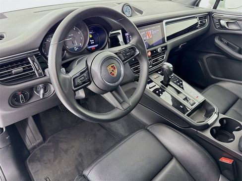 Used 2024 Porsche Macan image 4