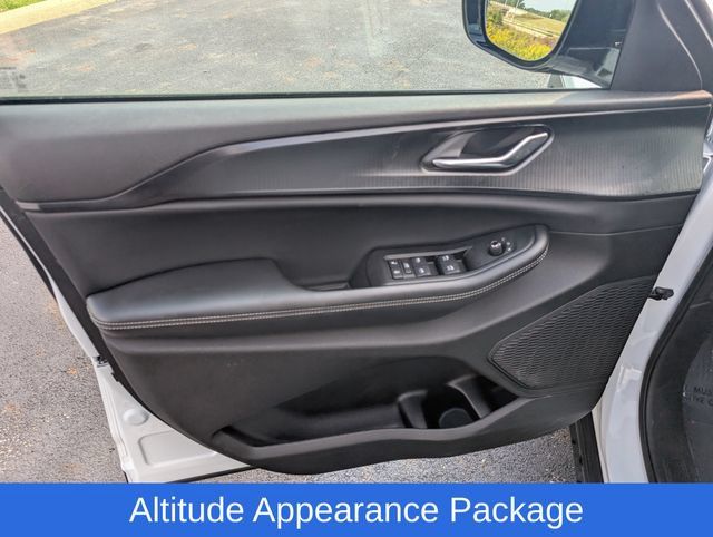 Used 2025 Jeep Grand Cherokee Altitude AWD/4WD image 13