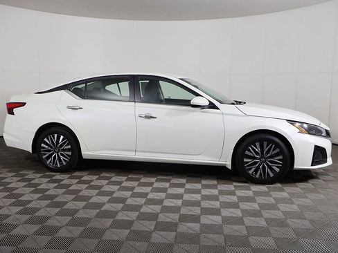 Used 2023 Nissan Altima 2.5 SV AWD/4WD image 10