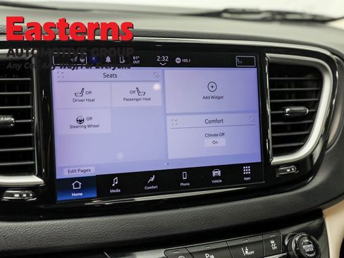 Used 2023 Chrysler Pacifica Touring-L image 19