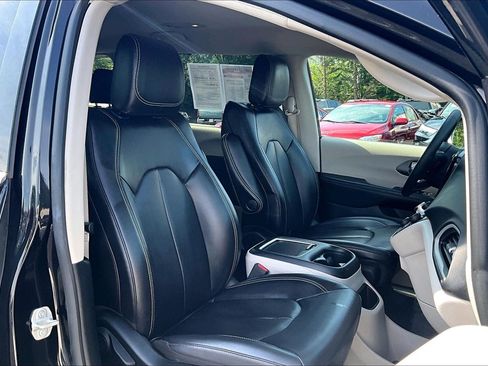 Used 2023 Chrysler Pacifica Touring-L FWD image 7