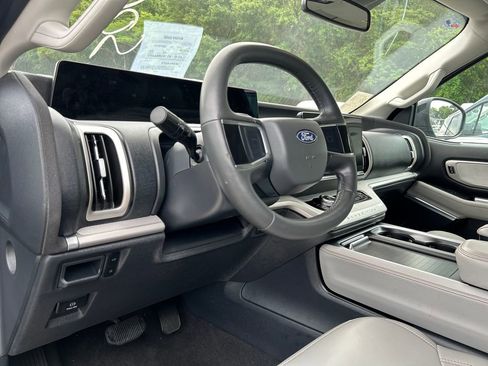 Used 2025 Ford Expedition Active image 10