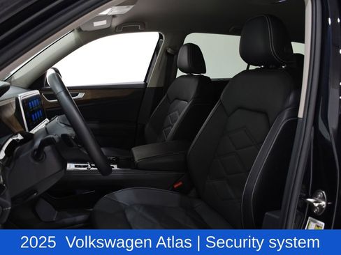Used 2025 Volkswagen Atlas SE image 18