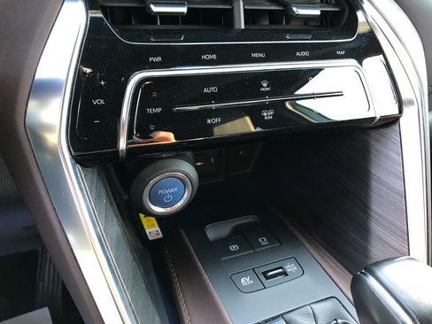 Certified 2021 Toyota Venza Limited image 22