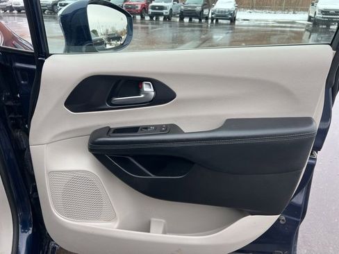 Used 2020 Chrysler Pacifica Limited image 10