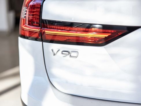 Used 2023 Volvo V90 B6 Cross Country Ultimate w/ Climate Package image 15