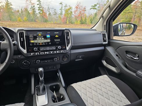 Certified 2025 Nissan Frontier SL image 19