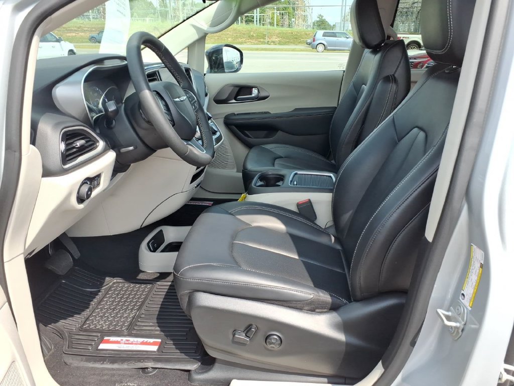 Used 2024 Chrysler Pacifica Touring-L FWD image 14