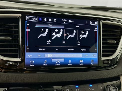 Certified 2024 Chrysler Pacifica Touring-L image 24