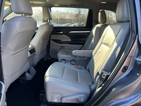 Certified 2019 Toyota Highlander XLE w/ Carpet Mat Package (TMS) image 17