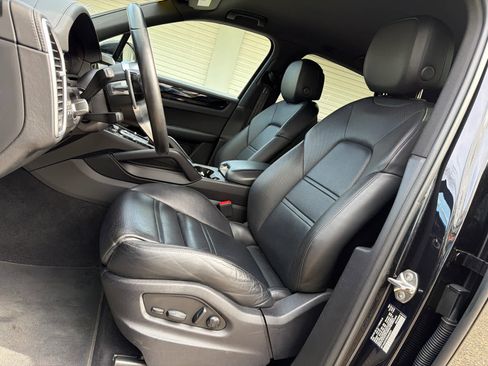 Used 2022 Porsche Cayenne AWD/4WD image 10