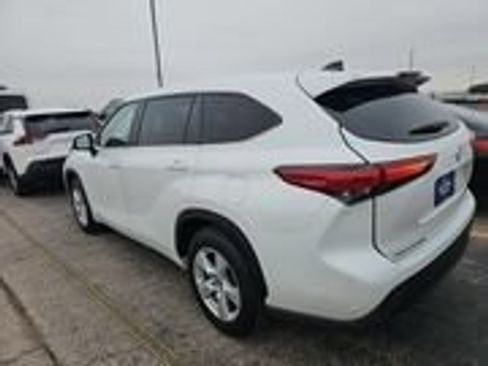 Used 2023 Toyota Highlander LE image 4