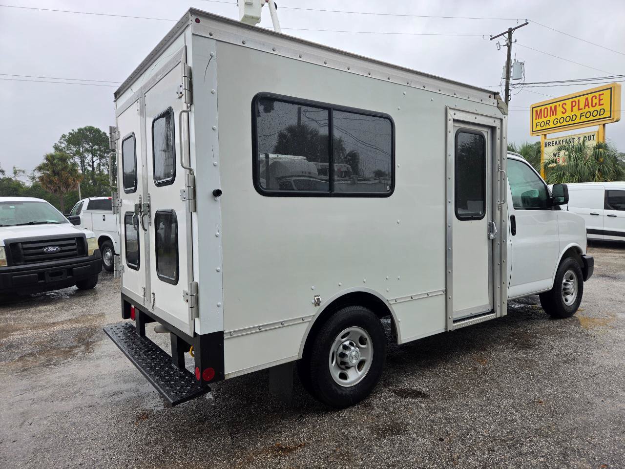 Used 2016 Chevrolet Express 3500 RWD image 3