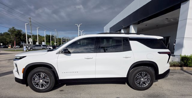 Used 2026 Chevrolet Traverse LT FWD image 2