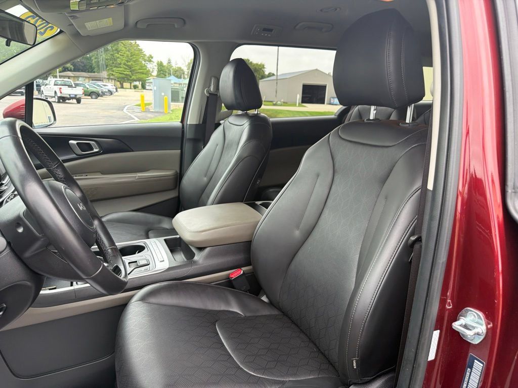 Used 2025 Kia Carnival FWD image 12