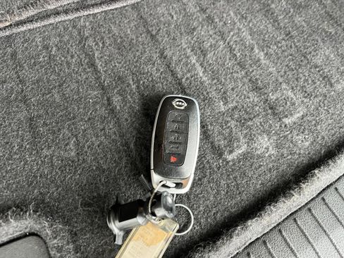 Used 2025 Nissan Rogue SV image 21