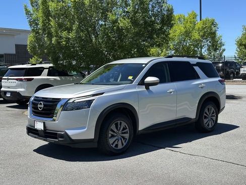 Certified 2025 Nissan Pathfinder SV FWD image 3