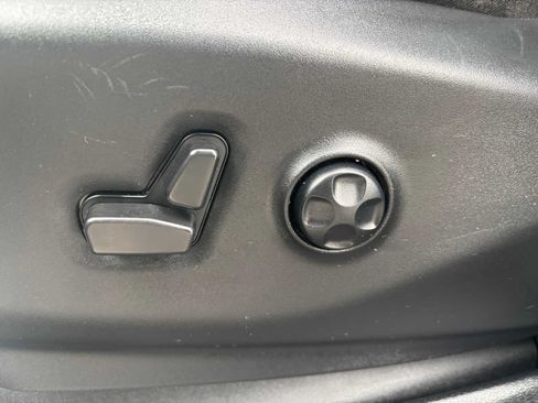 Used 2025 Chrysler Pacifica Limited FWD image 22