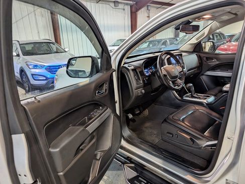 Used 2019 Chevrolet Colorado LT w/ Colorado RST Special Edition image 12