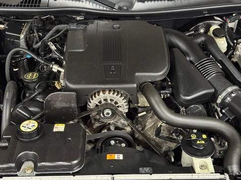 Used 2006 Lincoln Town Car Designer Series RWD image 32