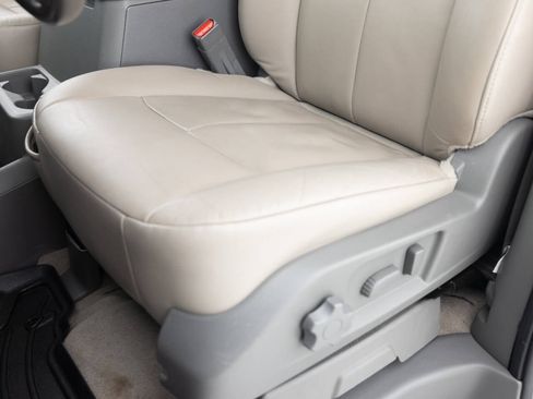 Used 2016 Nissan NV 3500 SL image 23