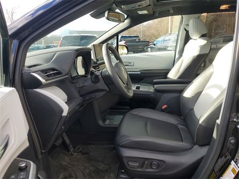 Used 2025 Toyota Sienna XSE image 19