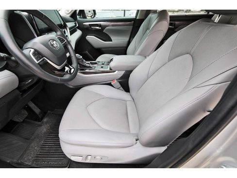 Used 2023 Toyota Highlander Limited FWD image 12