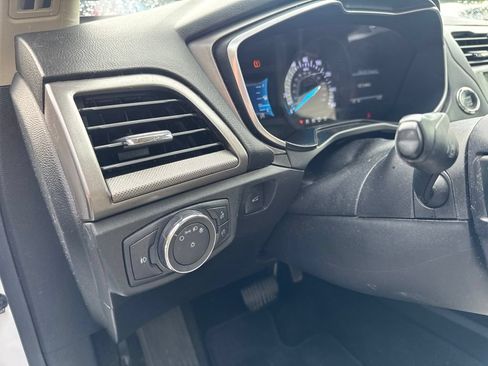 Used 2019 Ford Fusion SE w/ Equipment Group 151A FWD image 16