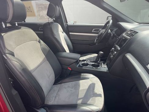 Used 2017 Ford Explorer XLT w/ Equipment Group 202A FWD image 42