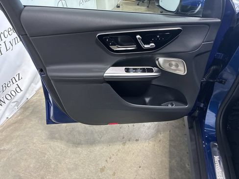 Used 2025 Mercedes-Benz GLC 300 4MATIC image 8