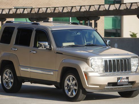 Used 2010 Jeep Liberty Limited w/ Tire & Wheel Group image 5