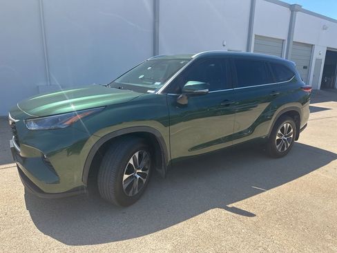 Used 2023 Toyota Highlander XLE FWD image 1