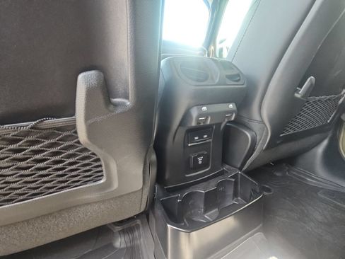 Used 2025 Jeep Wrangler Unlimited Rubicon AWD/4WD image 13