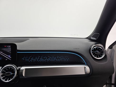 Used 2025 Mercedes-Benz GLB 35 AMG 4MATIC image 18