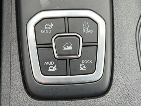 Used 2026 Nissan Frontier PRO-4X AWD/4WD image 25