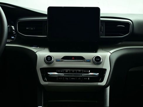 Used 2023 Ford Explorer XLT w/ Equipment Group 202A image 7