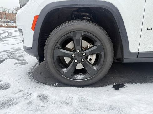 Used 2023 Jeep Grand Cherokee L Laredo image 9