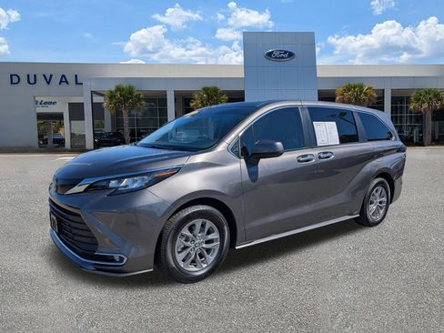 Used 2022 Toyota Sienna XLE image 8